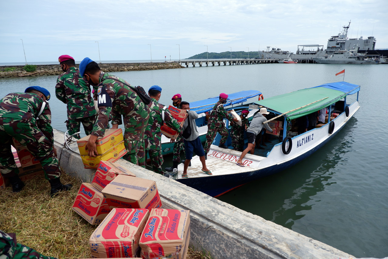 TNI Distribusikan Sembako...