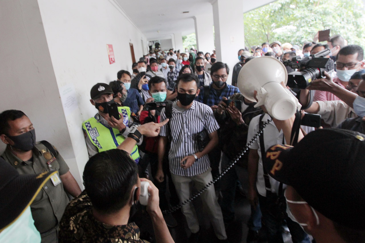Ratusan Buruh Demo di...