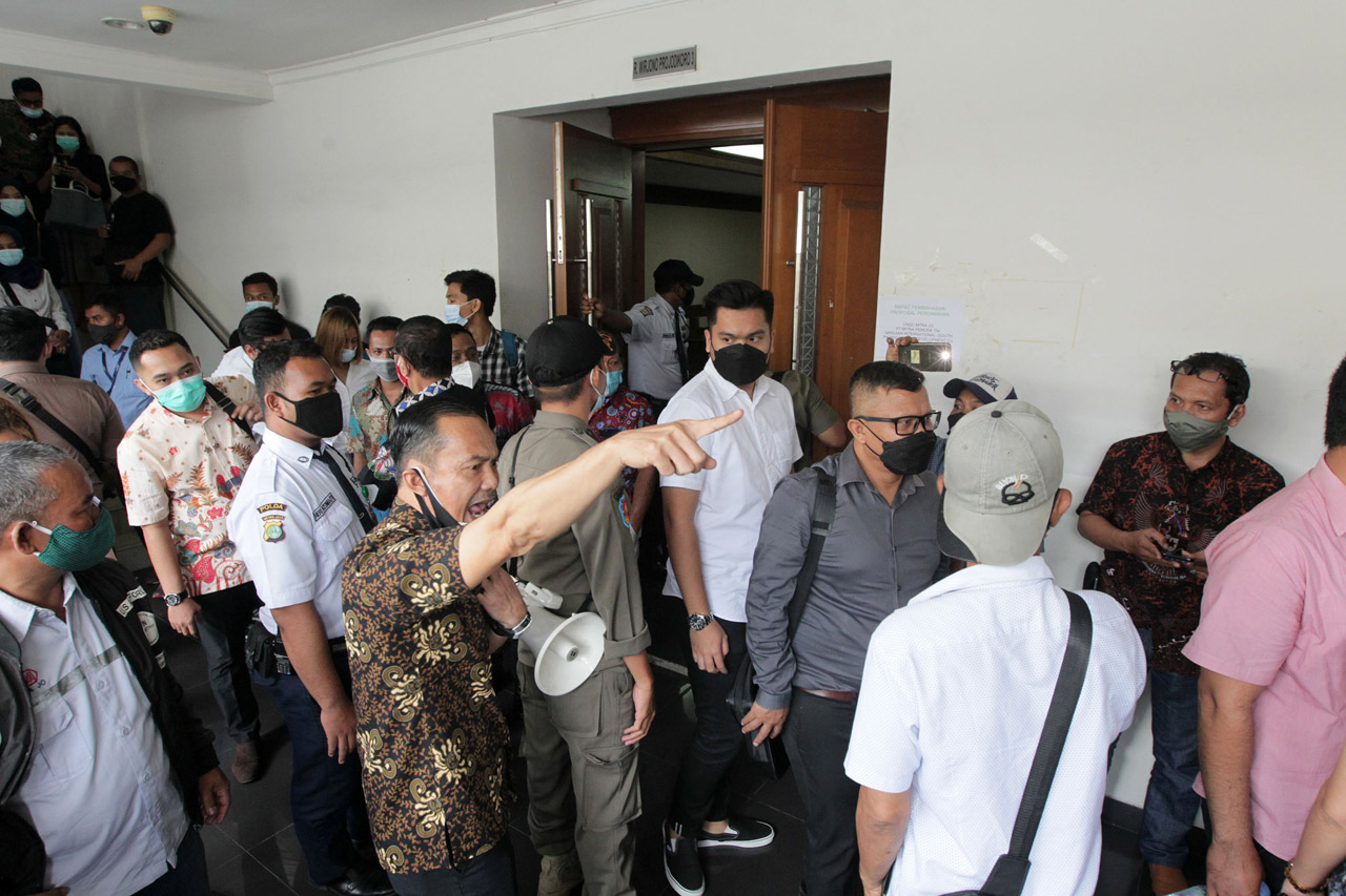 Ratusan Buruh Demo di...