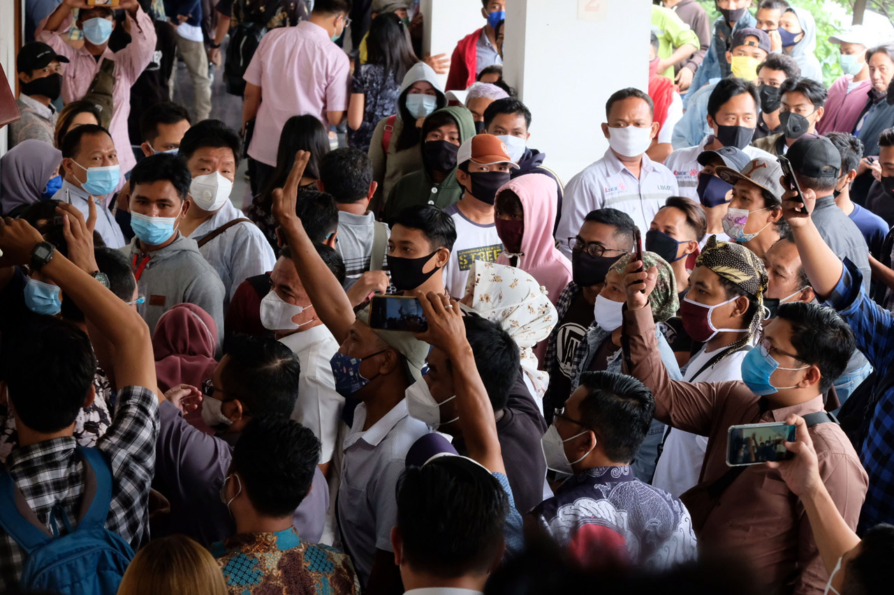 Ratusan Buruh Demo di...