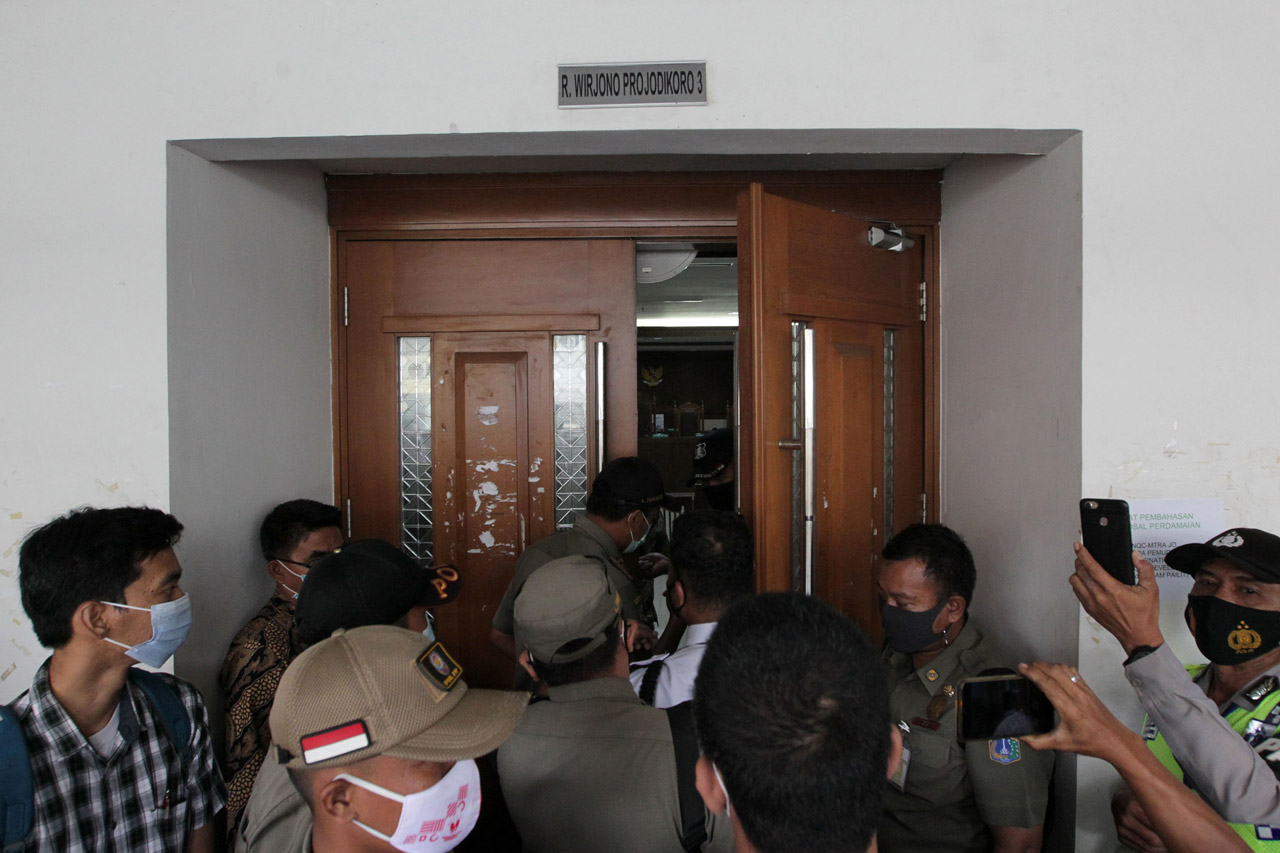 Ratusan Buruh Demo di...