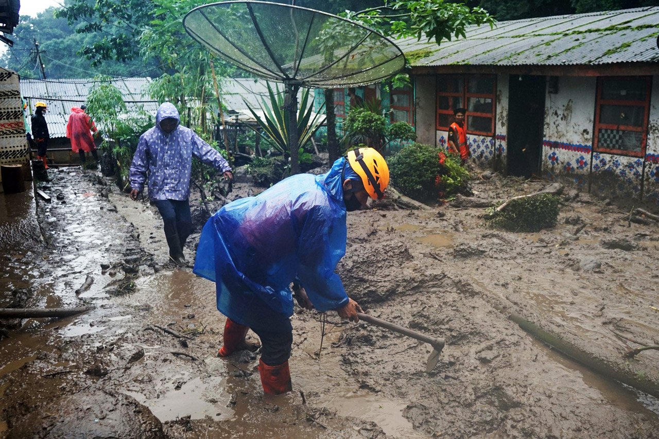 Warga Bersihkan Rumah...