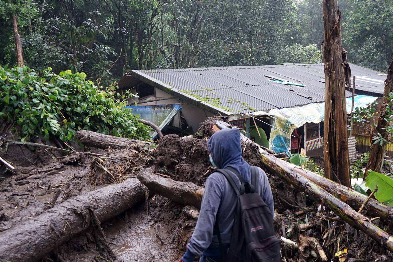 Warga Bersihkan Rumah...