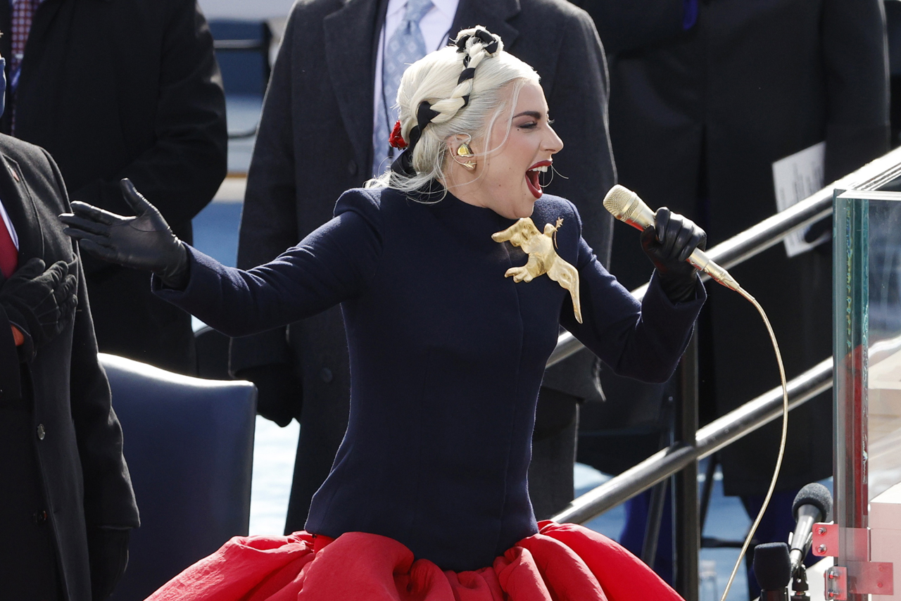 Lady Gaga Nyanyikan...