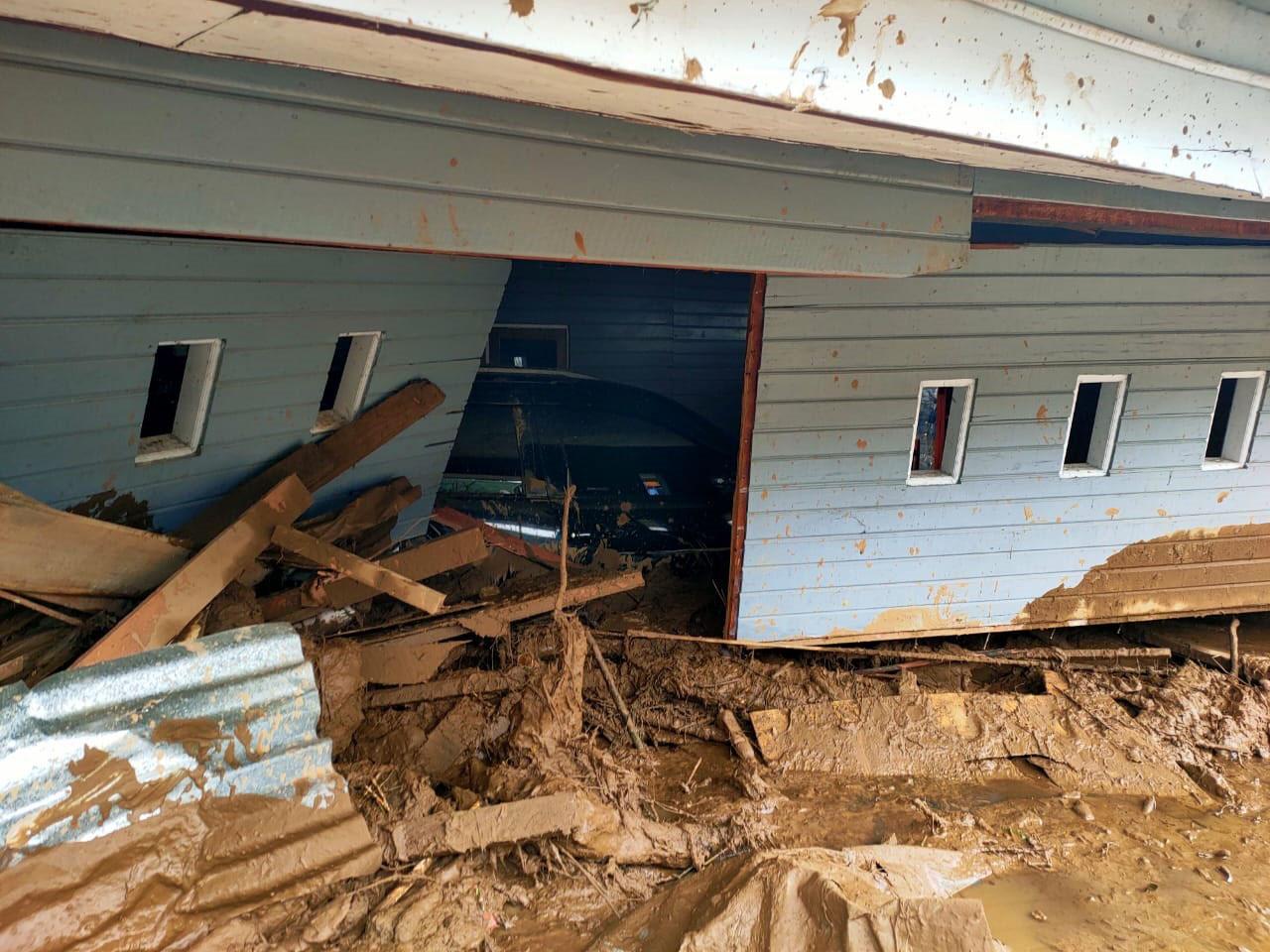 Banjir Bandang Hanyutkan...