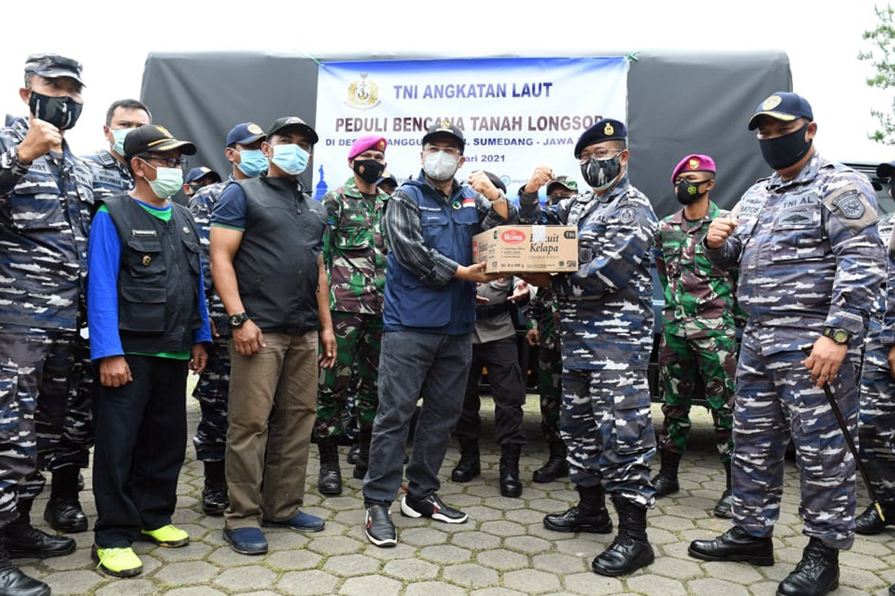 TNI AL Berikan Semangat...