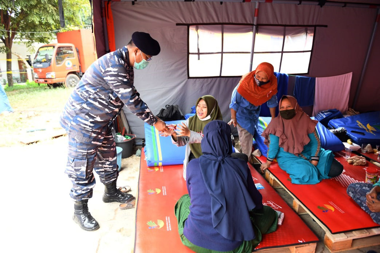 TNI AL Berikan Semangat...