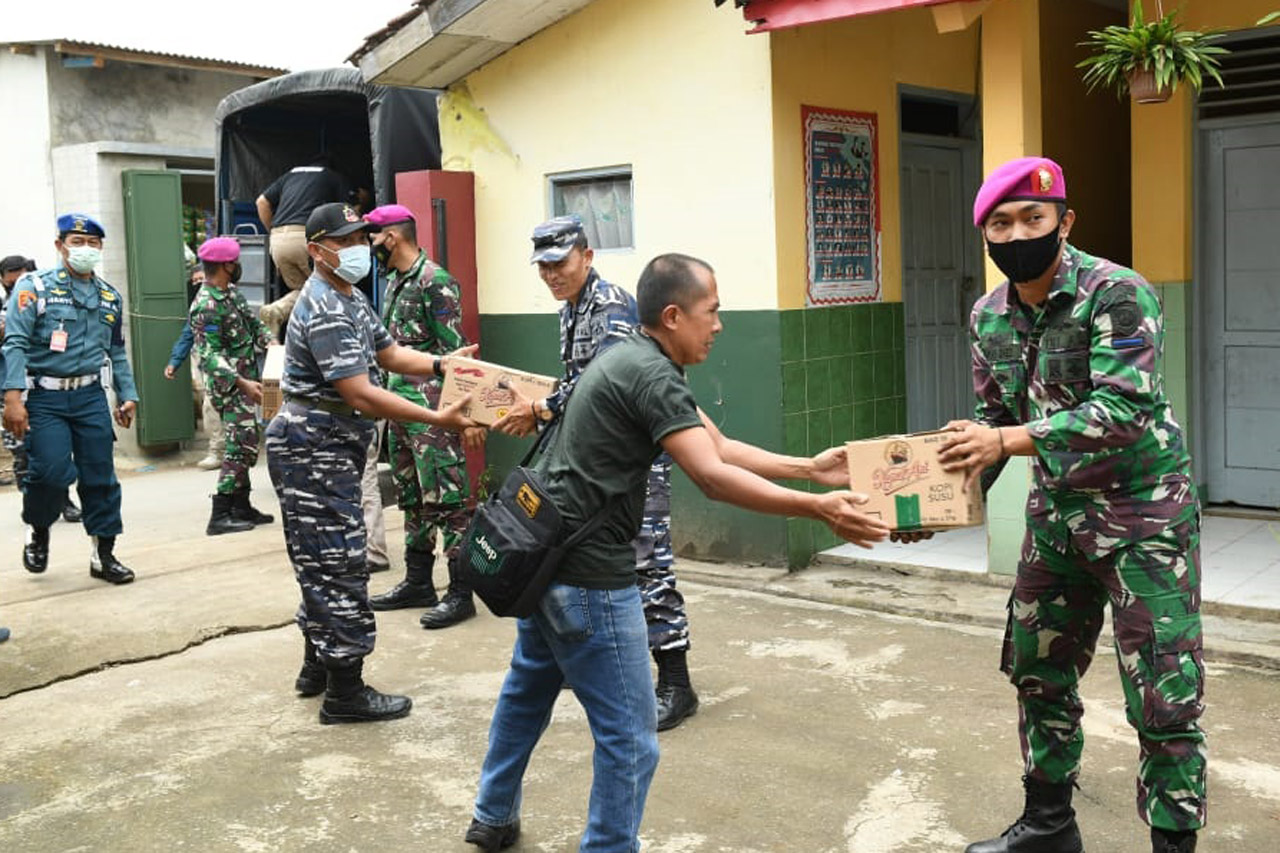 TNI AL Berikan Semangat...