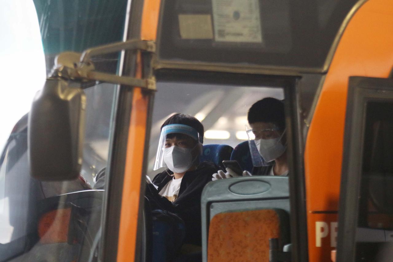 Mengenakan Hazmat, Ratusan...