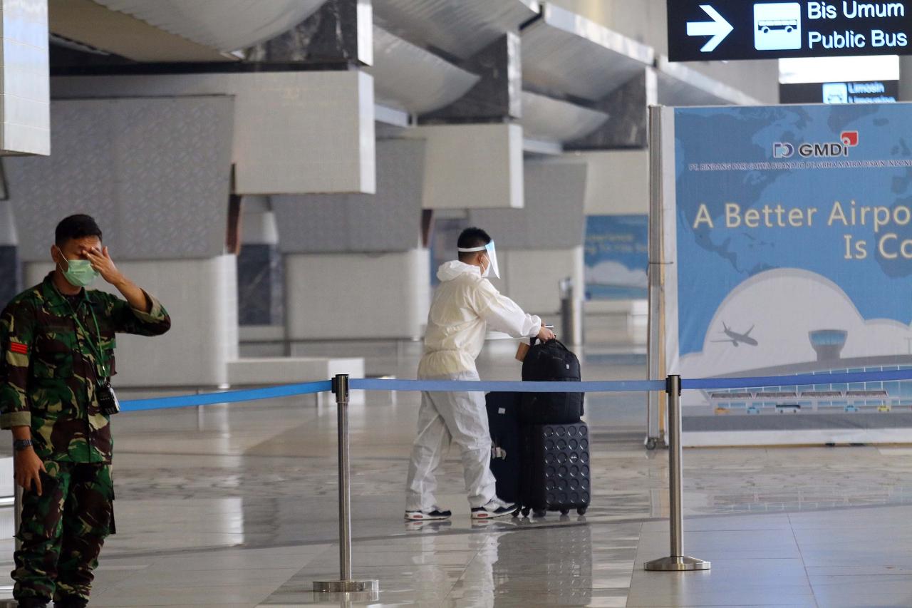 Mengenakan Hazmat, Ratusan...