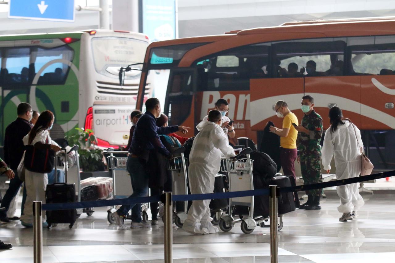 Mengenakan Hazmat, Ratusan...