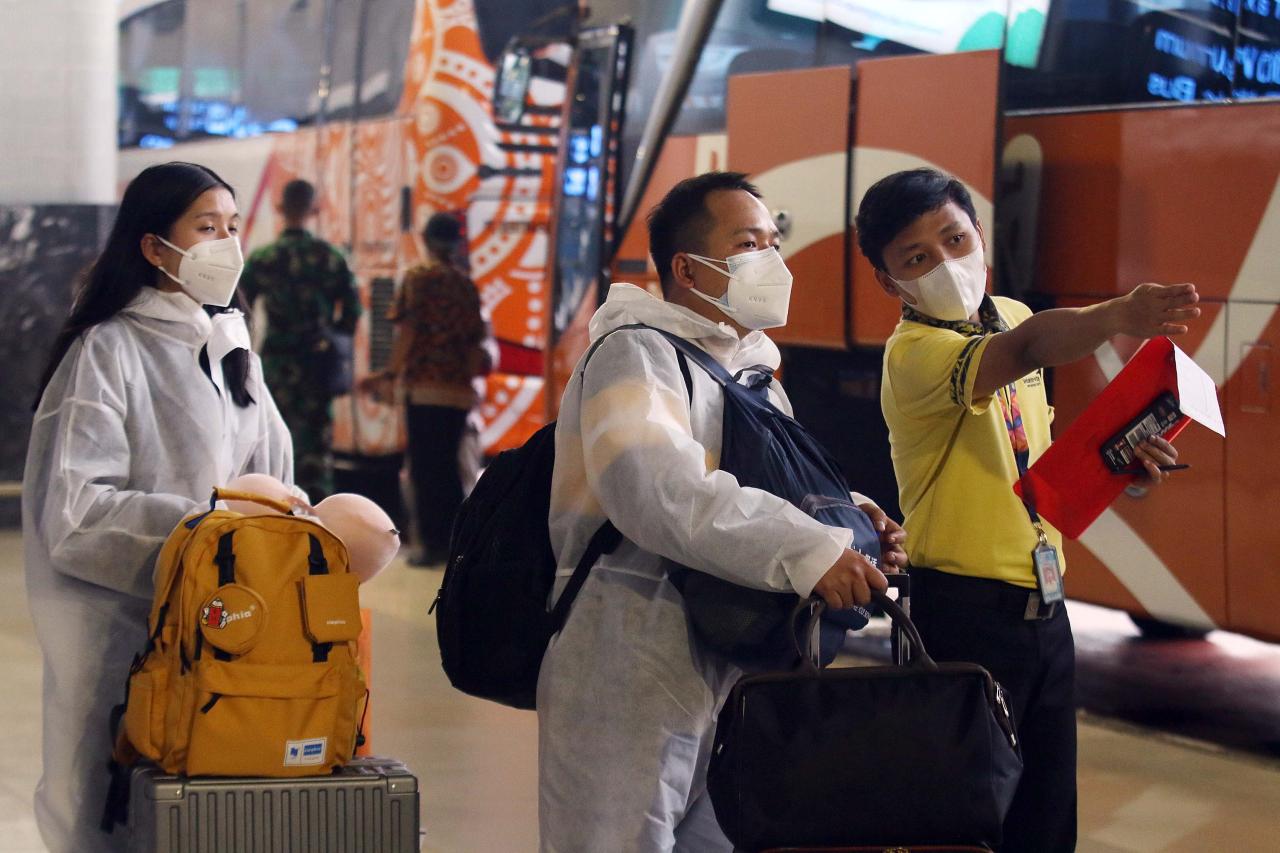 Mengenakan Hazmat, Ratusan...
