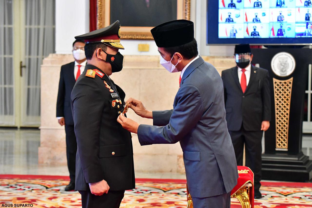 Jokowi Lantik Listyo...