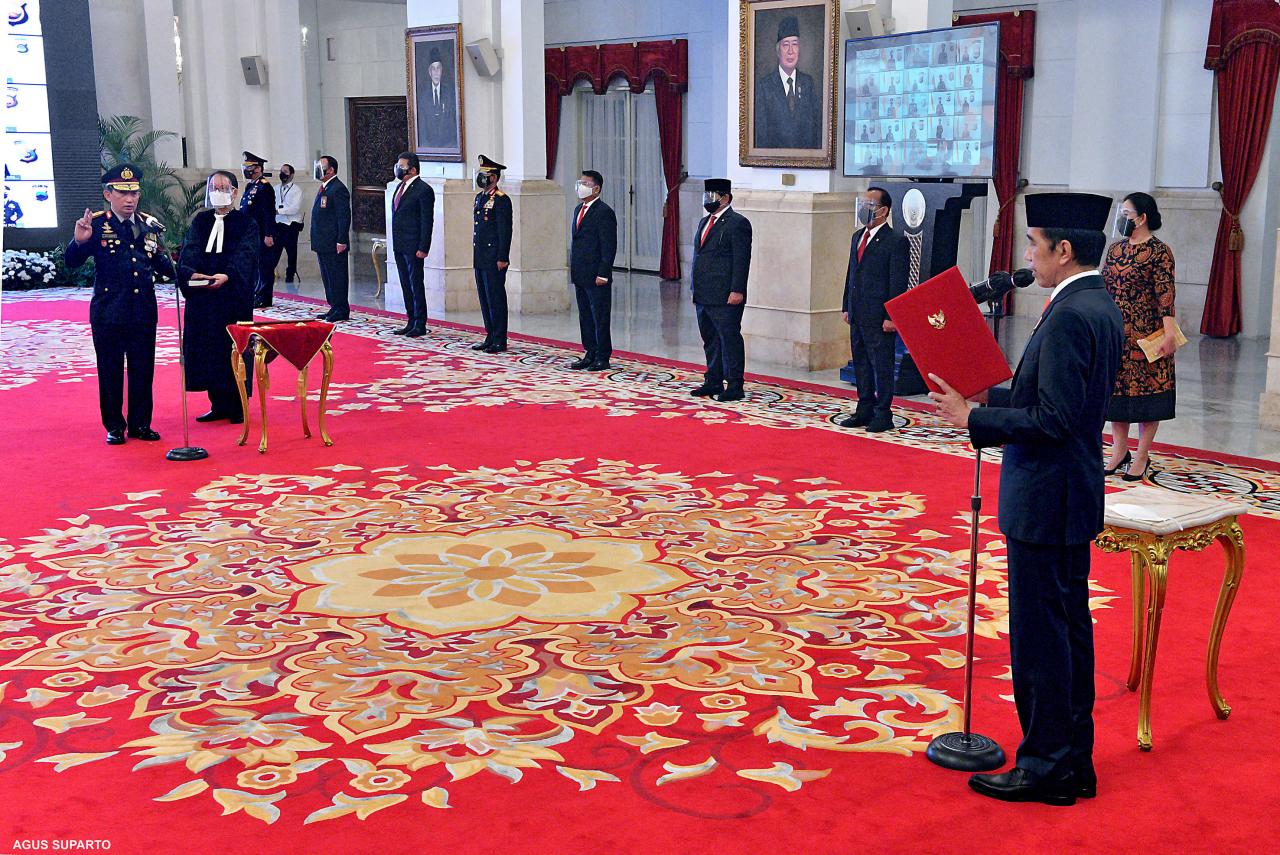 Jokowi Lantik Listyo...