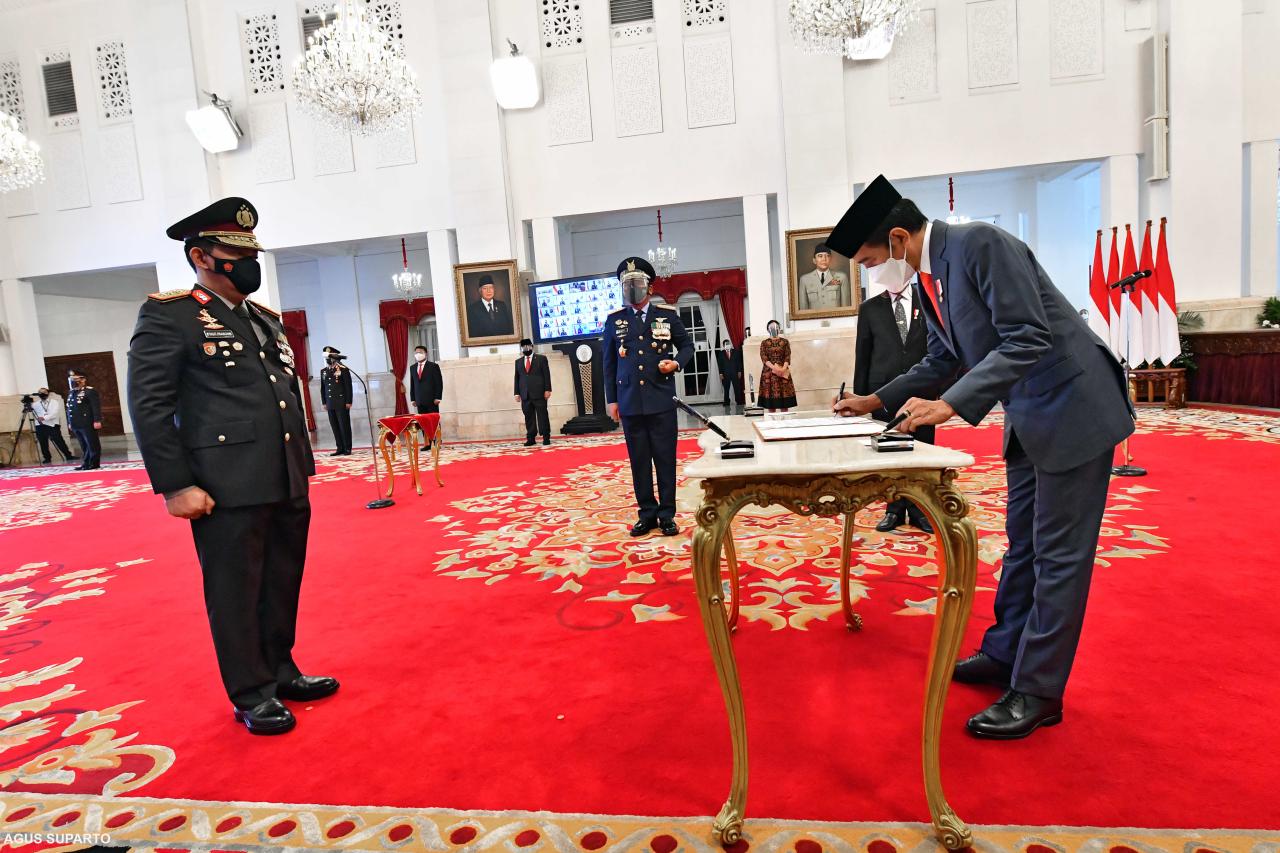 Jokowi Lantik Listyo...