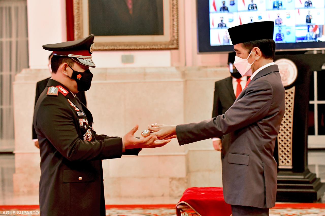 Jokowi Lantik Listyo...