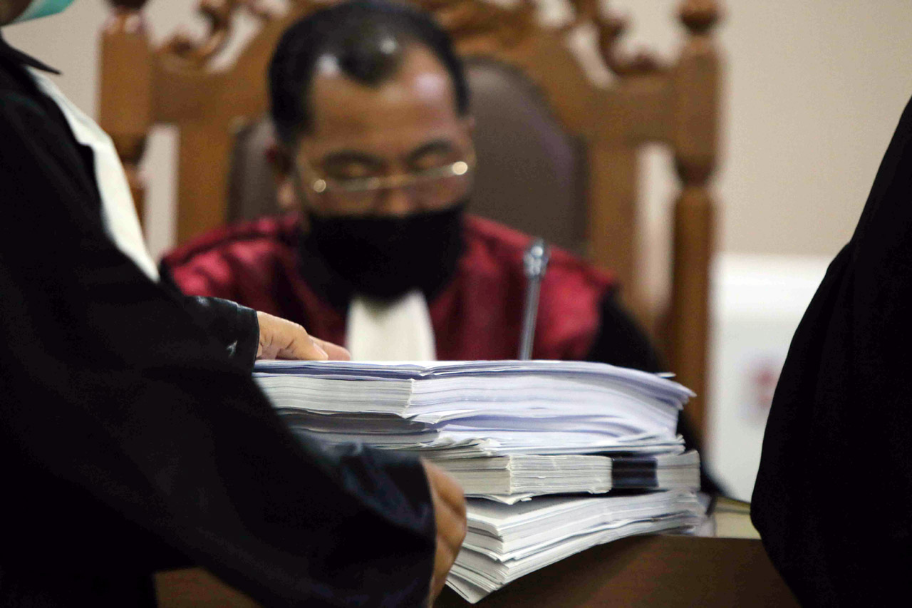Pengacara Serahkan Bukti...