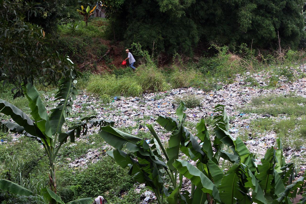 Lautan Sampah di Kampung...