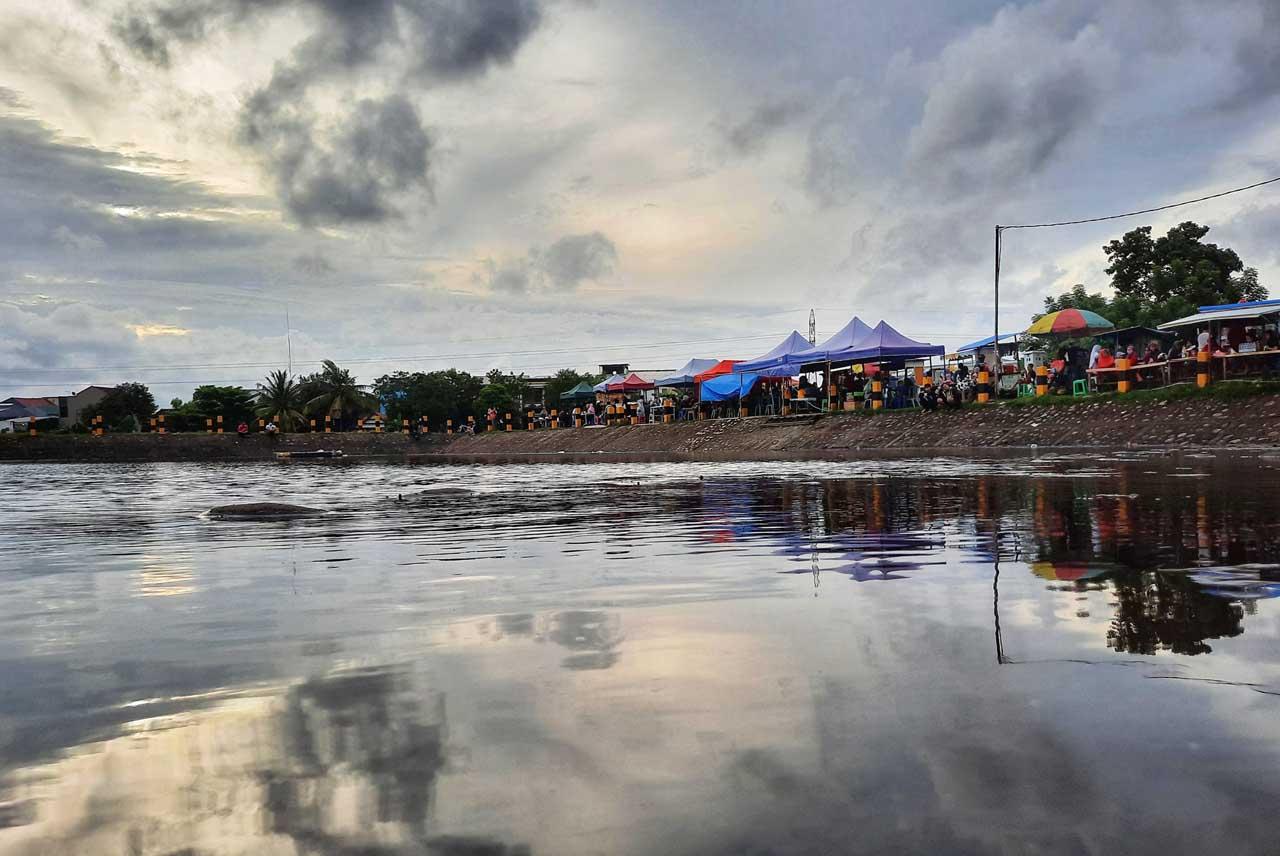 Menikmati Suasana Santai...