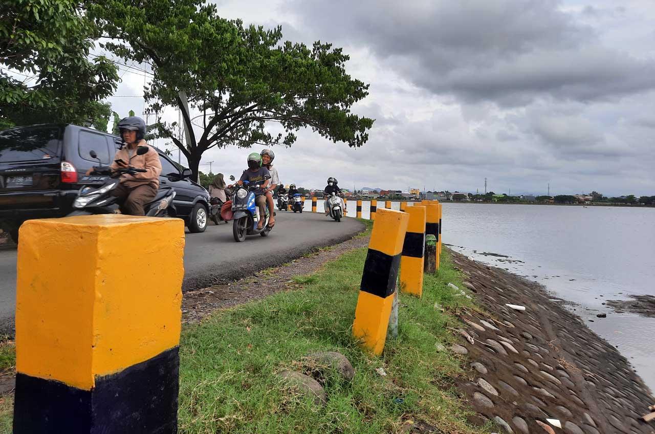 Menikmati Suasana Santai...