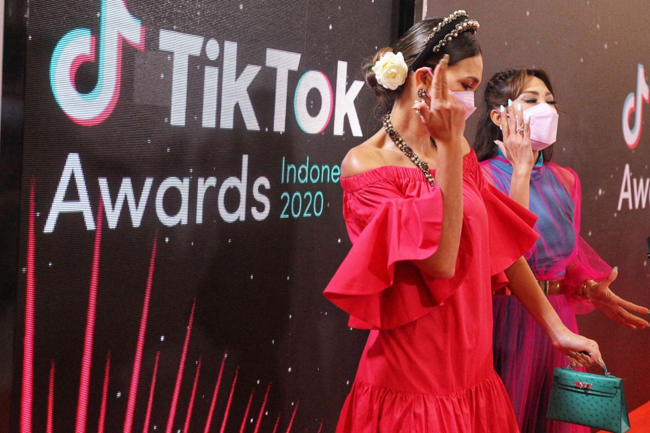 Luna Maya dan Ayu Dewi...