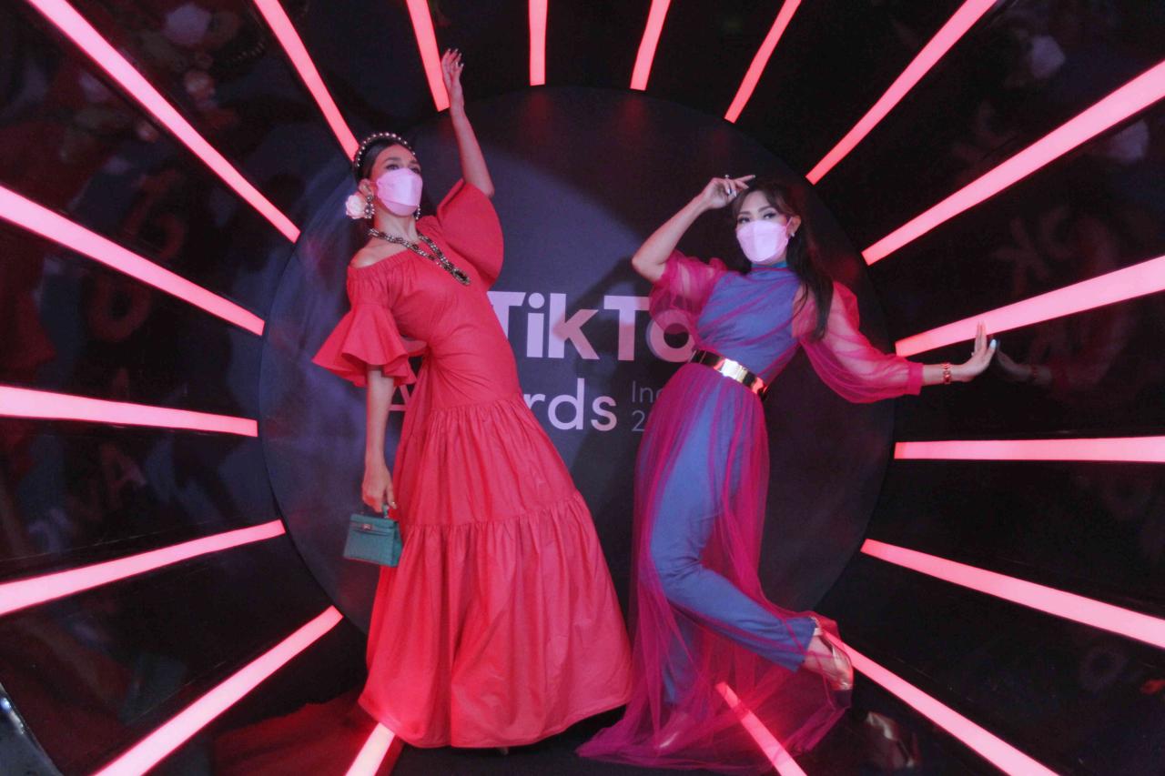 Luna Maya dan Ayu Dewi...