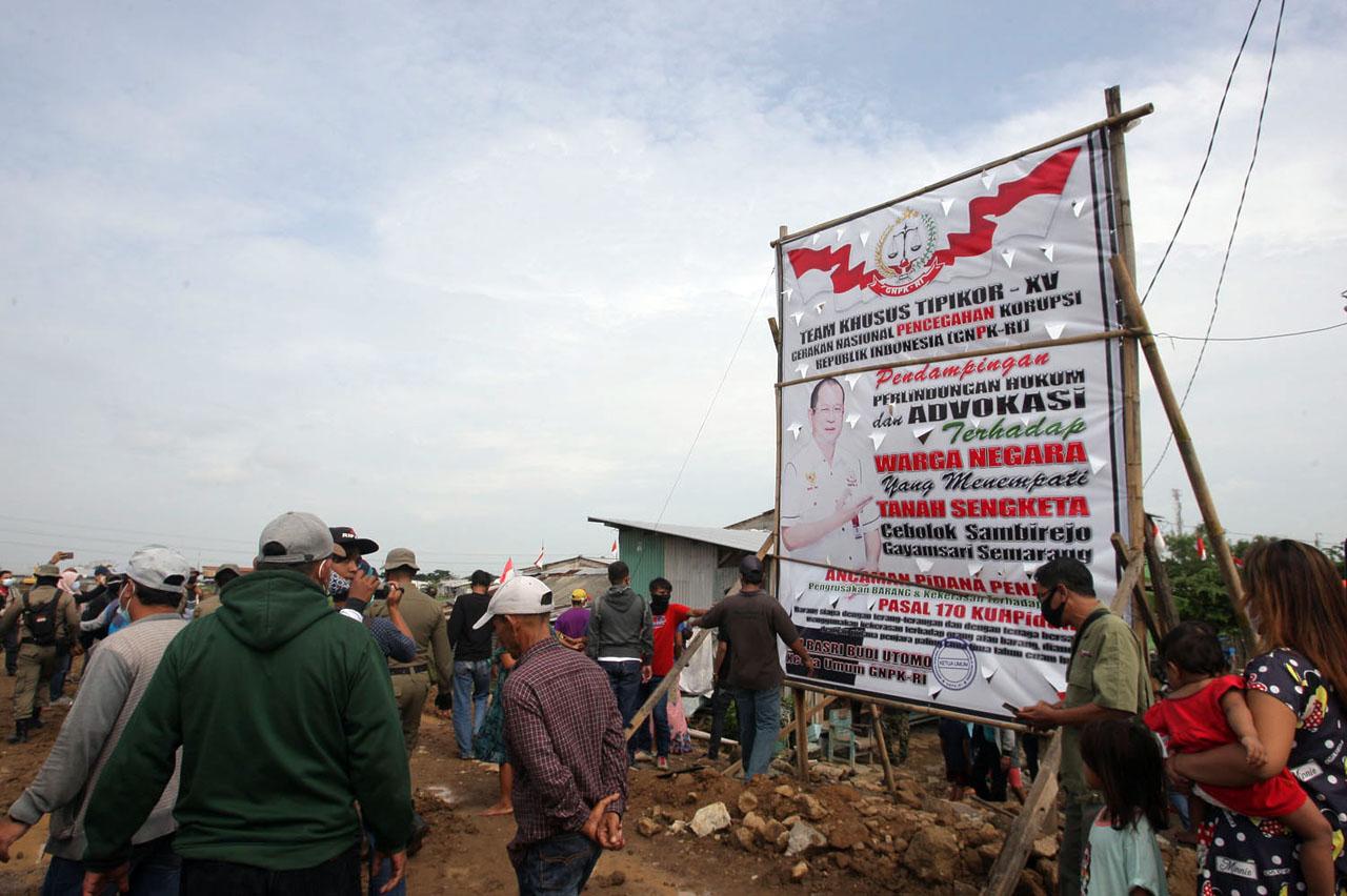 Ketegangan Warnai Penyegelan...