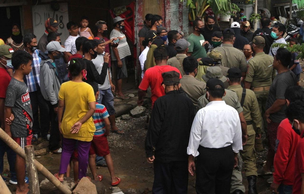 Ketegangan Warnai Penyegelan...