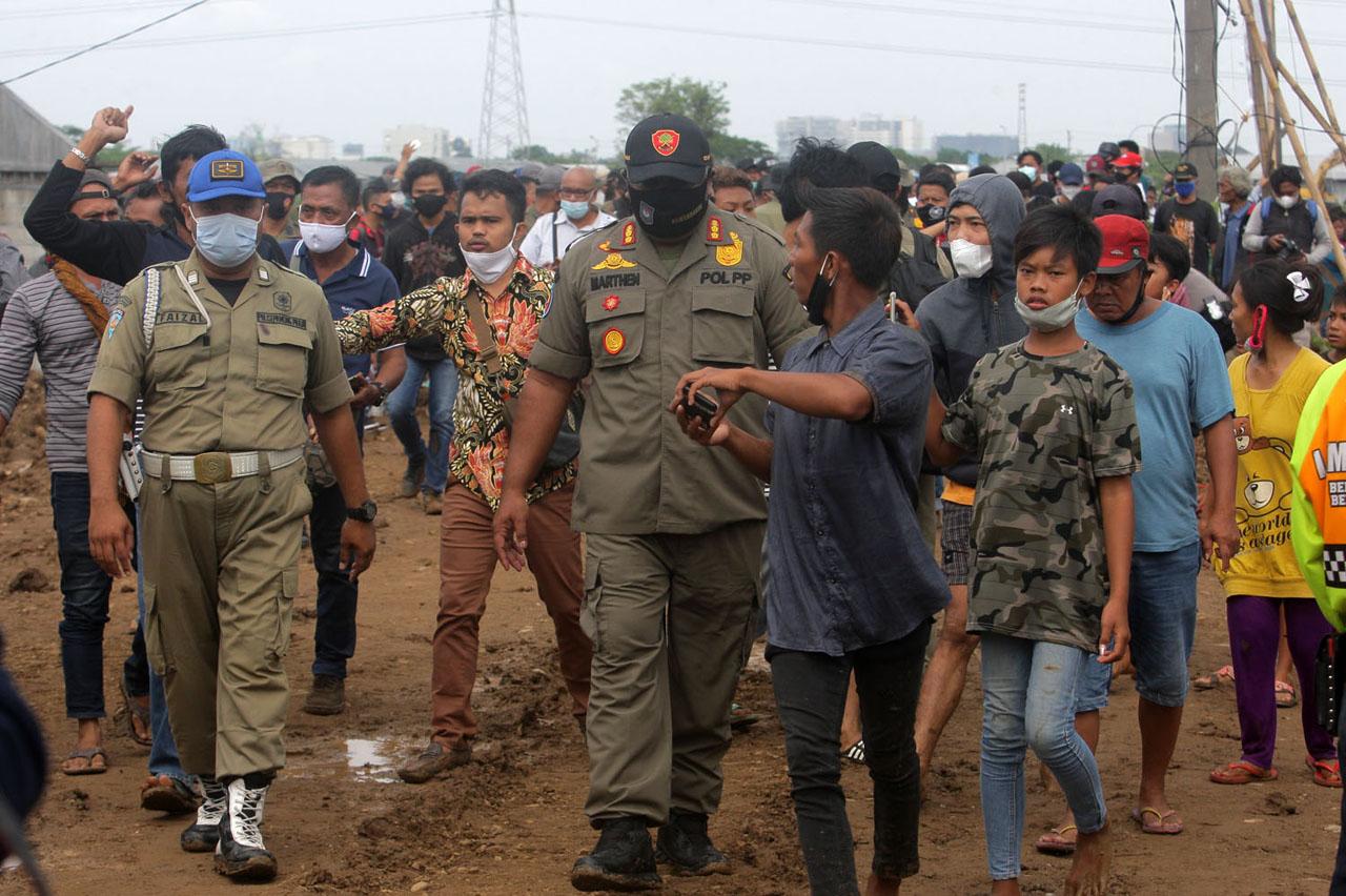 Ketegangan Warnai Penyegelan...