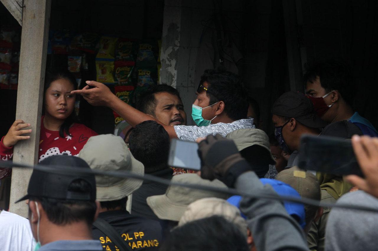 Ketegangan Warnai Penyegelan...