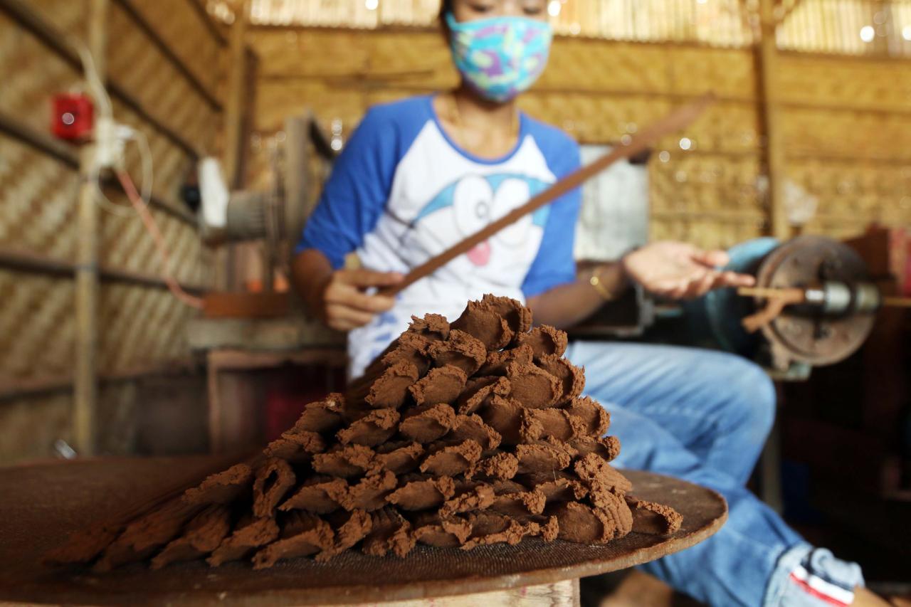Produksi Hio Imlek Menurun...