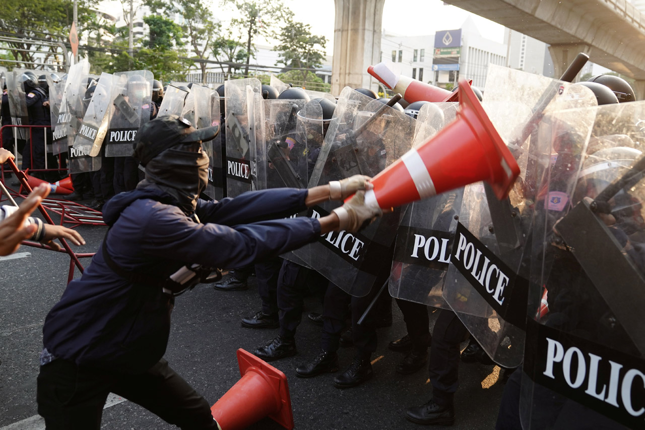Kudeta Militer, Demonstran...