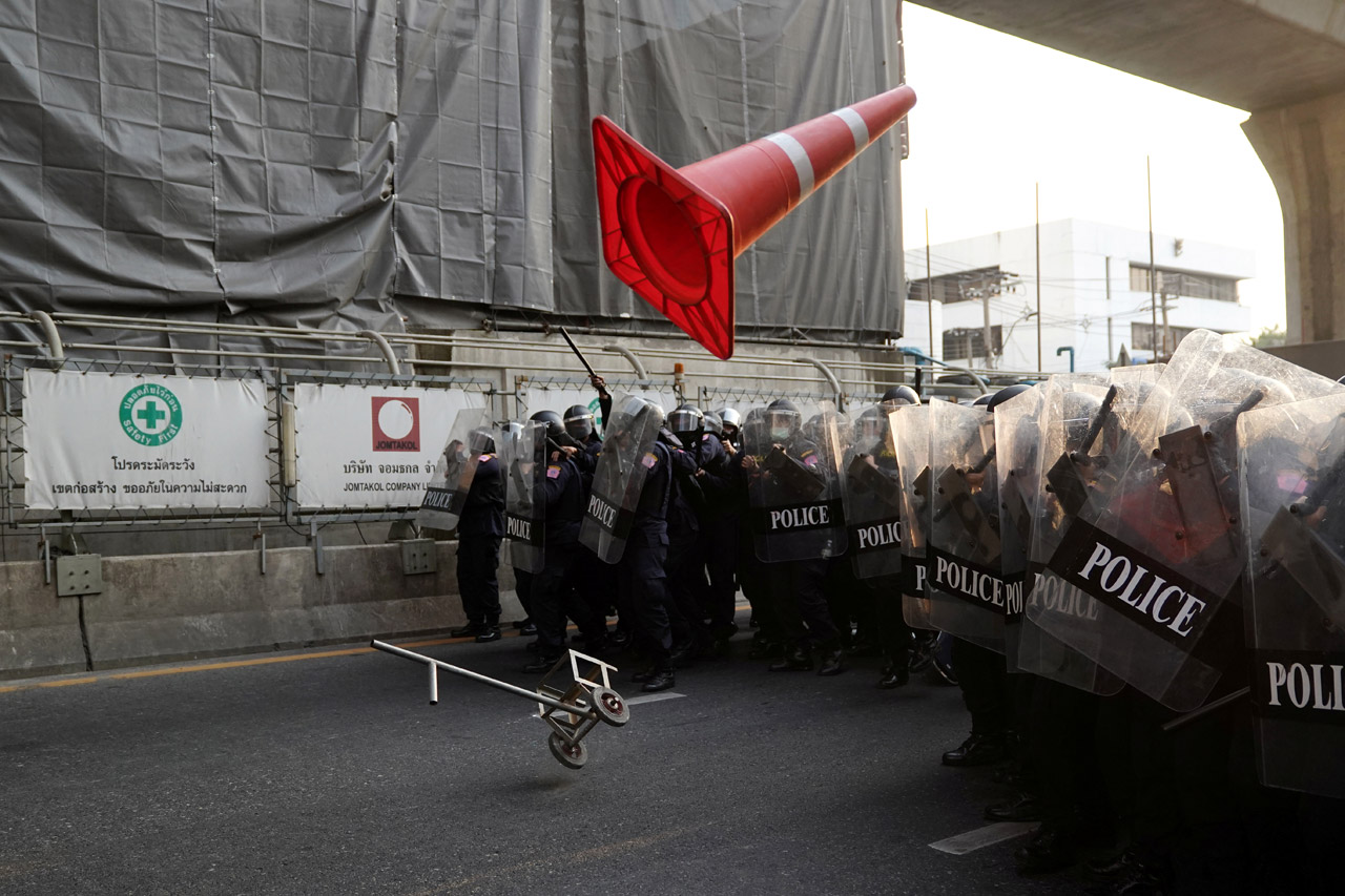 Kudeta Militer, Demonstran...