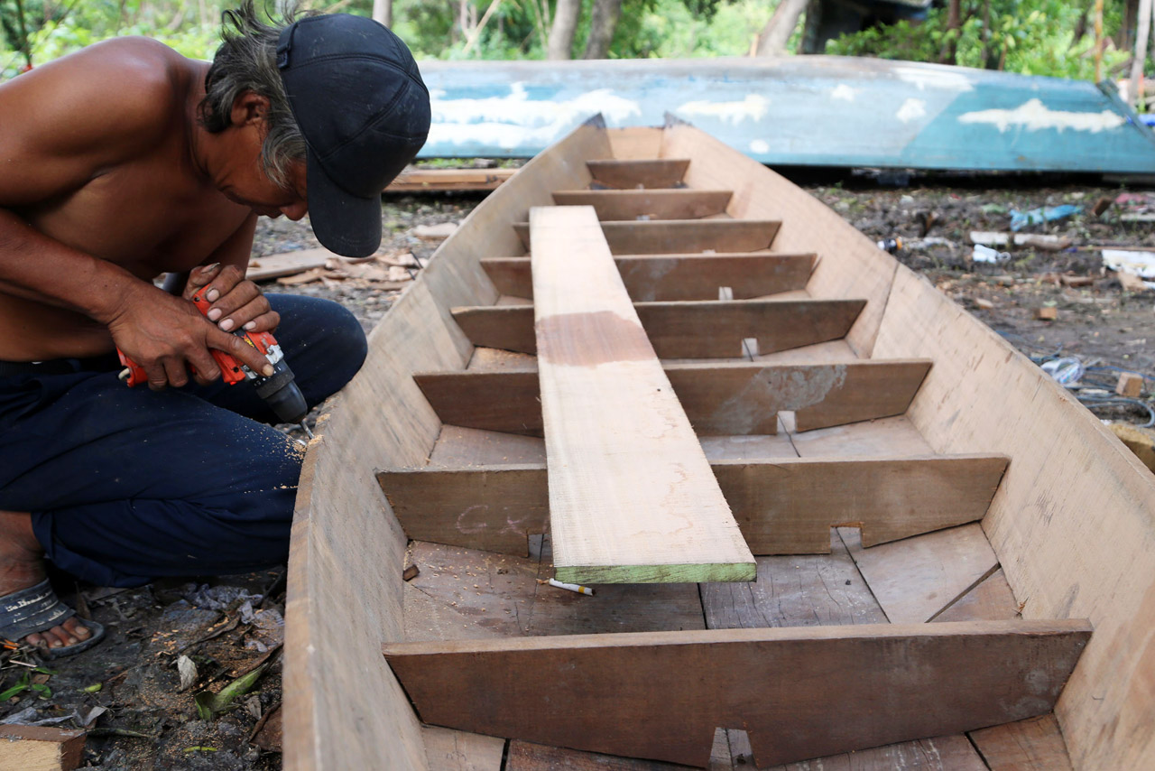 Melihat Pembuatan Perahu...