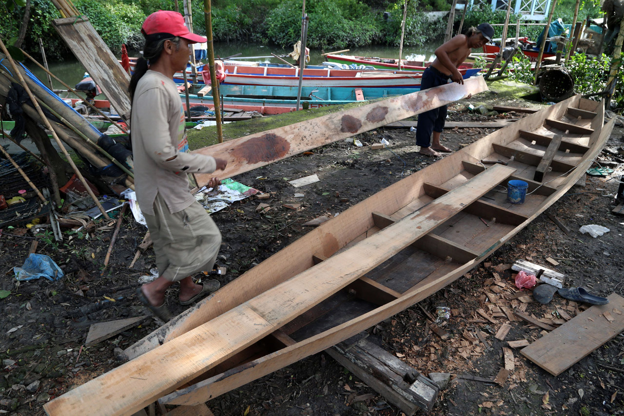 Melihat Pembuatan Perahu...