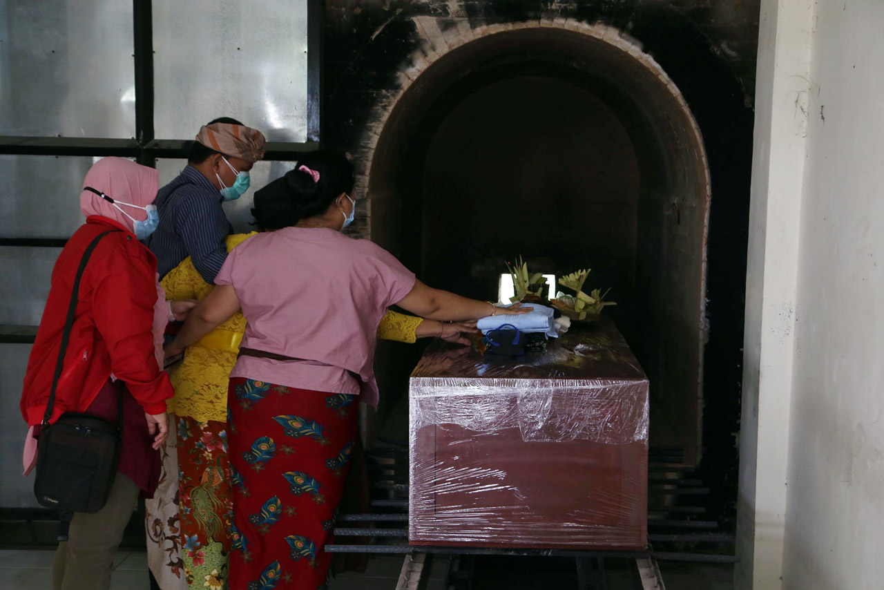Tangis Duka Iringi Ritual...
