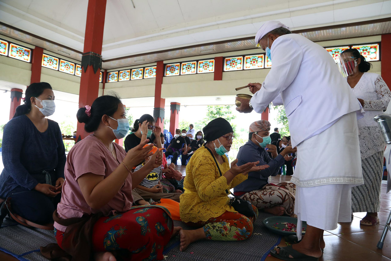 Tangis Duka Iringi Ritual...