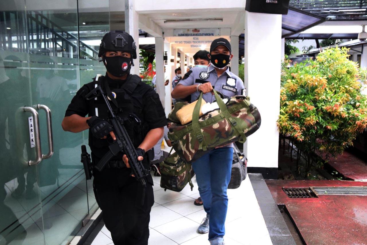 Polda Metro Jaya Musnahkan...