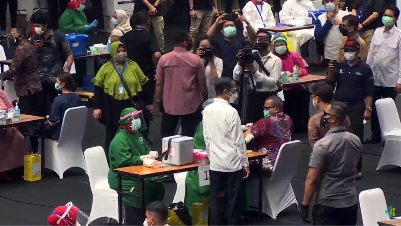 Jokowi Tinjau Vaksinasi...