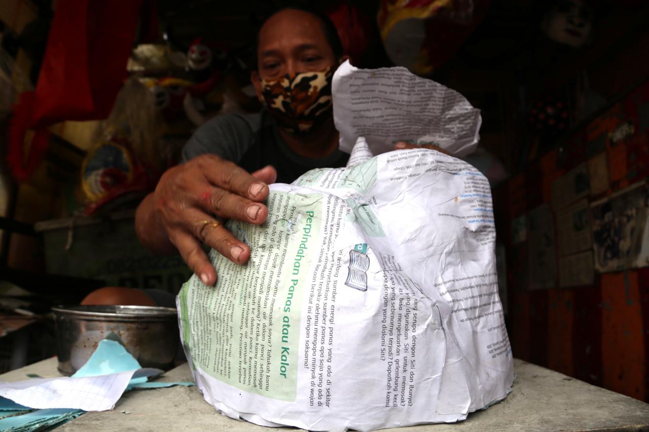 Perajin Ini Sulap Kertas...