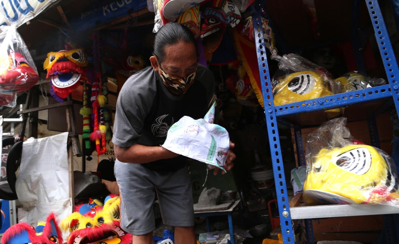 Perajin Ini Sulap Kertas...