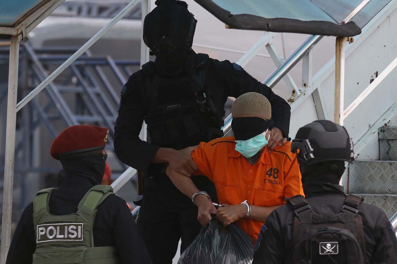 Tangan Diborgol dan...