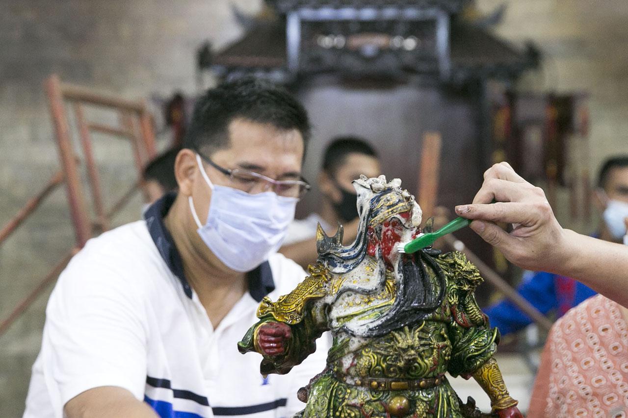 Ritual Pencucian Patung...