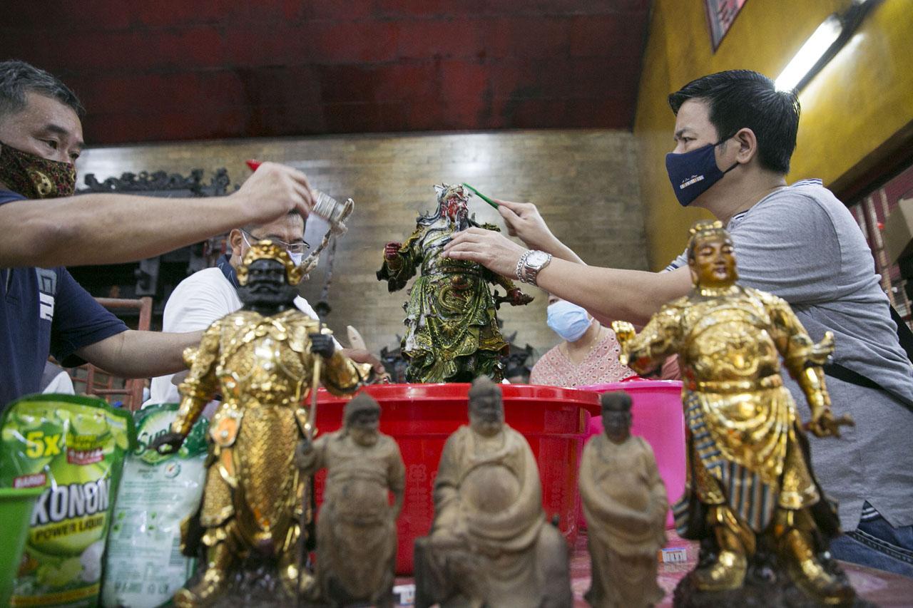 Ritual Pencucian Patung...