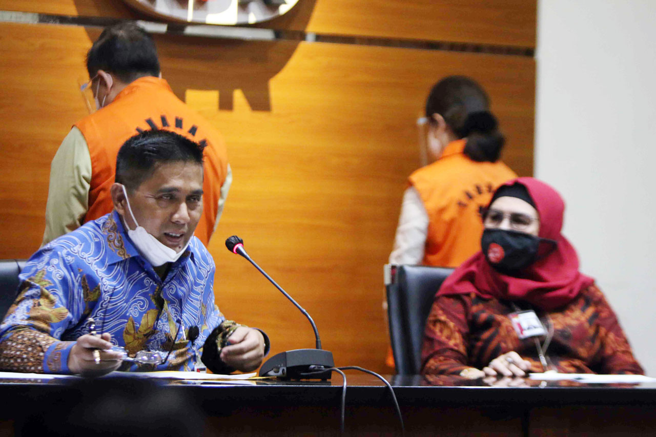 KPK Tahan 2 Tersangka...