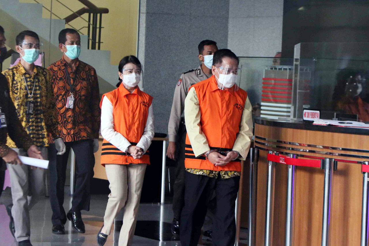 KPK Tahan 2 Tersangka...