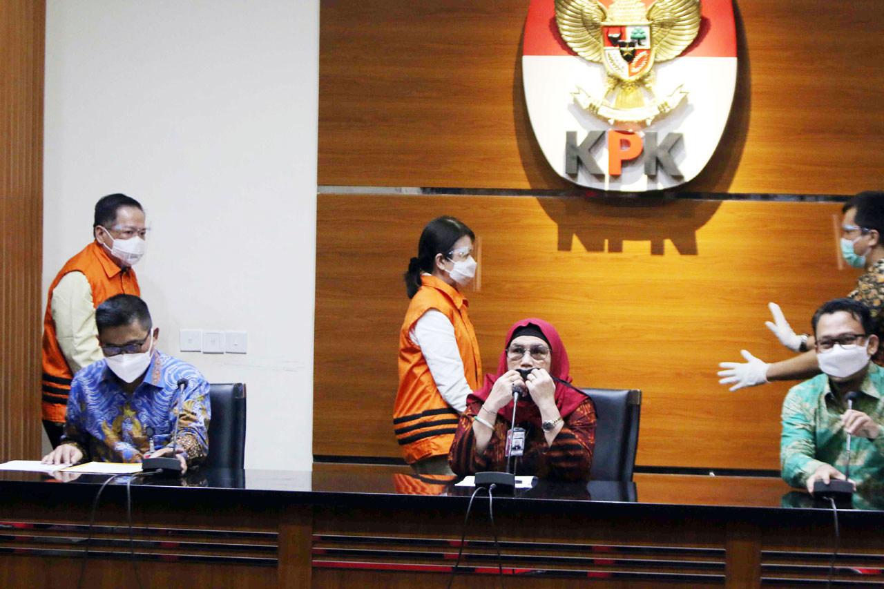 KPK Tahan 2 Tersangka...