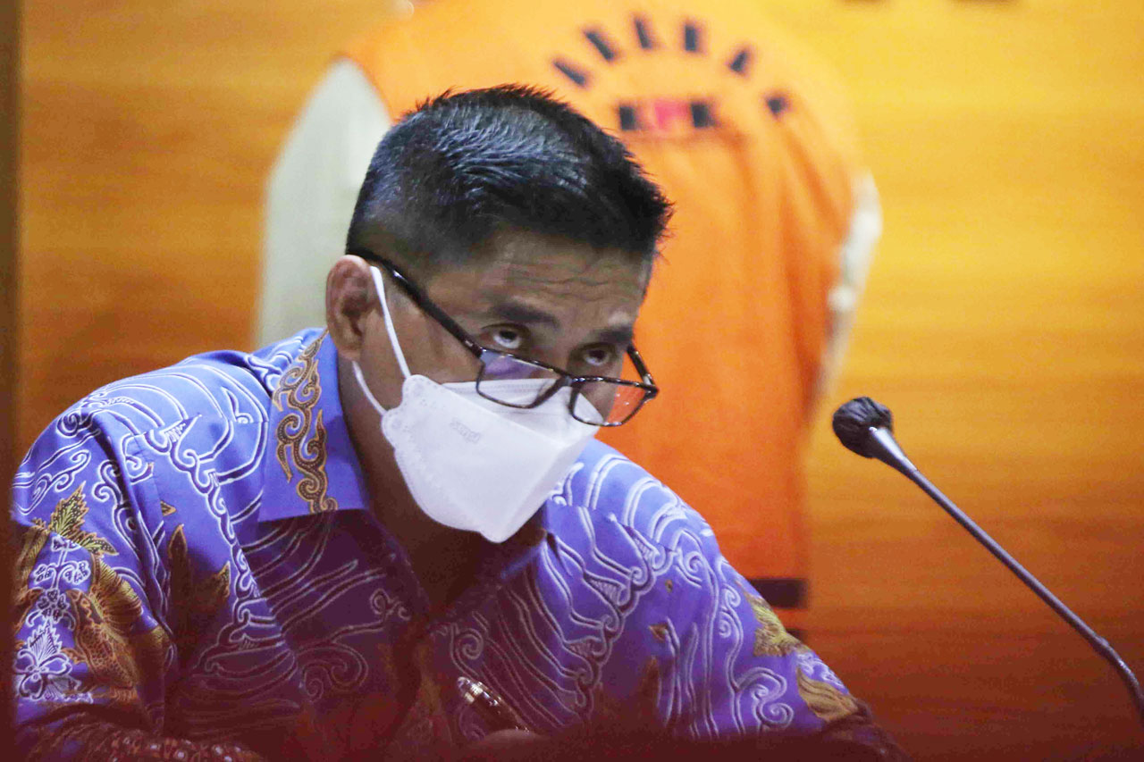 KPK Tahan 2 Tersangka...