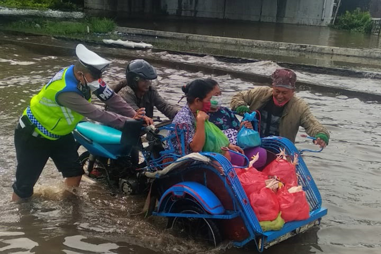 Semarang Banjir, Polisi...