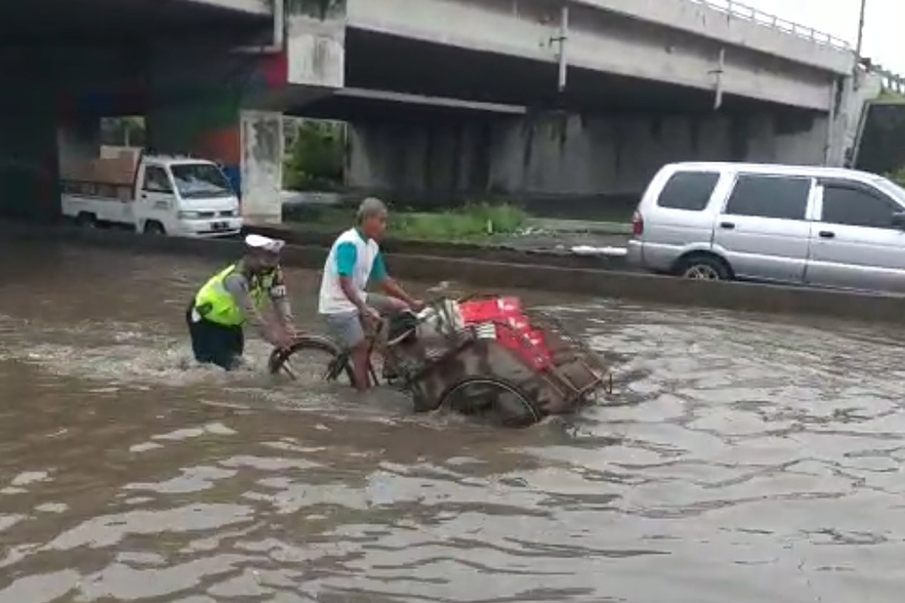 Semarang Banjir, Polisi...